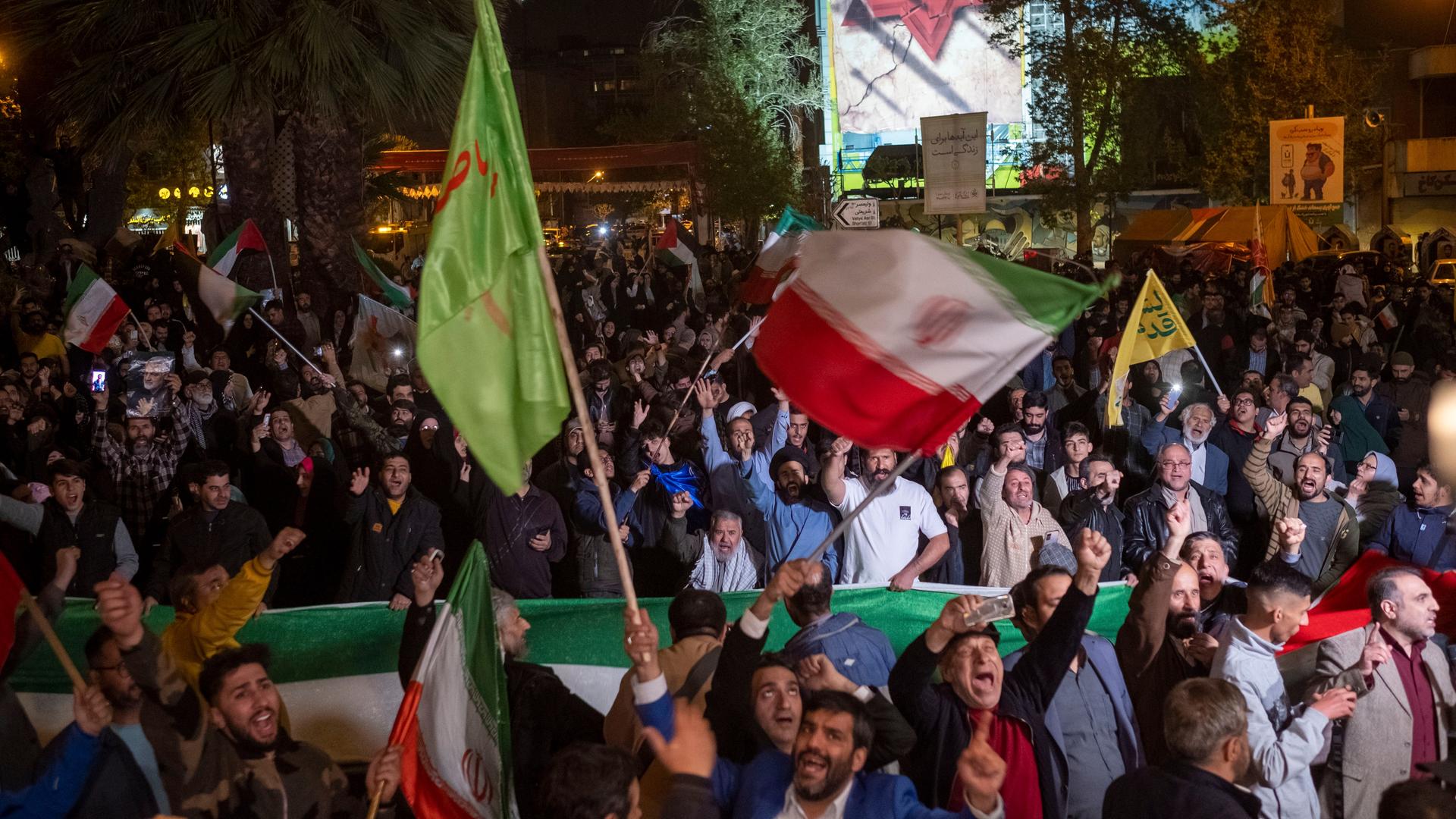 Kundgebung in Teheran, auf der der Angriff auf Israel gefeiert wird.
