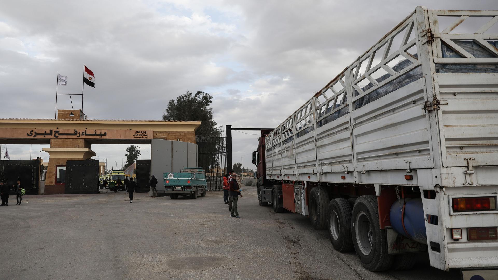 Ägypten, Rafah: Hilfsgütertransporter stehen Schlange, um vom Grenzübergang Rafah in die palästinensischen Gebiete zu gelangen. 