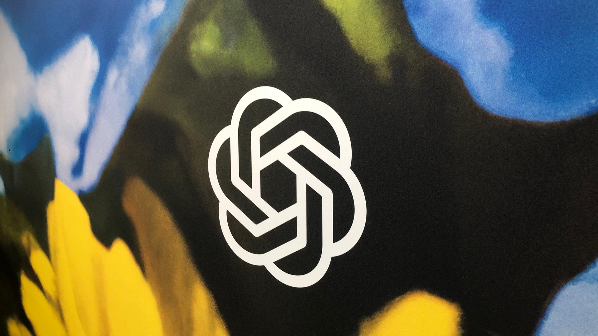 Das Logo von OpenAI, dem Hersteller von ChatGPT, ist bei einem Event zu sehen.