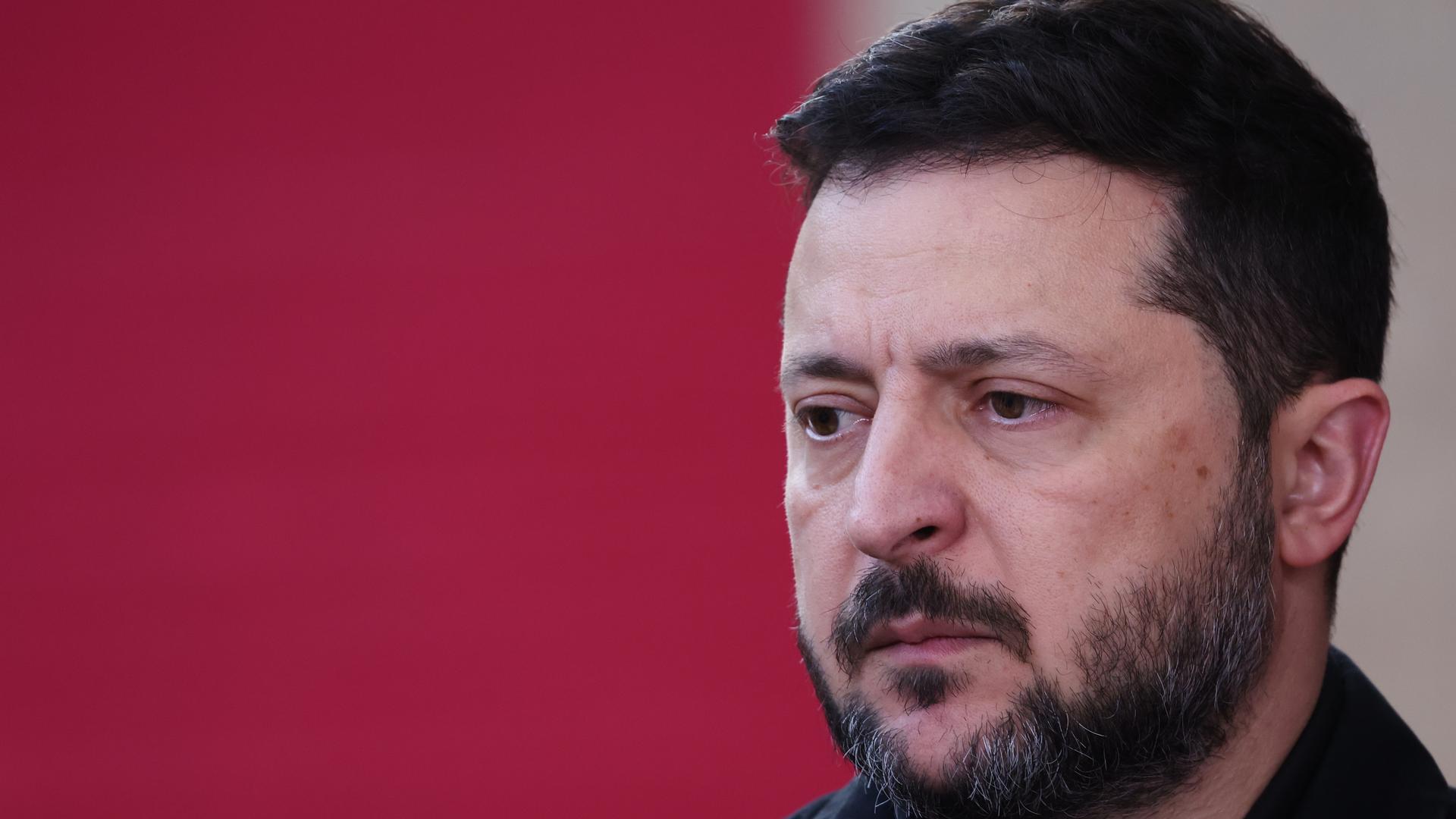 Der ukrainische Präsident Wolodymyr Selenskyj schaut ernst. Der ukrainische Präsident Wolodymyr Selenskyj schaut ernst.