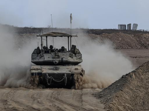 Ein Panzer des israelischen Militärs im Gazastreifen 