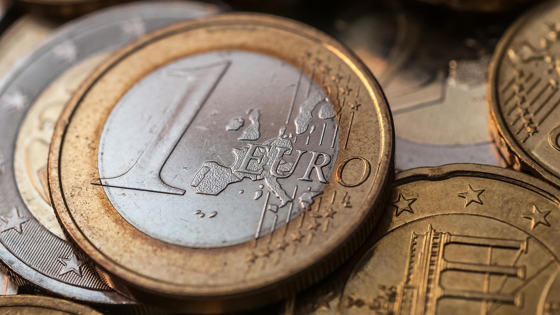 Silberne und kupferfarbene Euro-Münzen liegen auf- und nebeneinander.