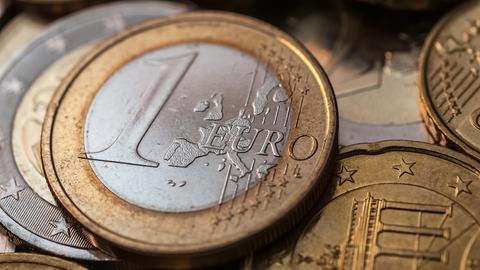 Silberne und kupferfarbene Euro-Münzen liegen auf- und nebeneinander.