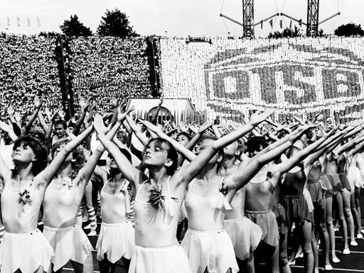 Blick in das Zentralstadion von Leipzig, wo vom 27. Juli bis zum 02. August 1987 das VIII. Turn- und Sportfest der DDR stattfindet. Junge Turnerinnen und Turner zeigen ihre einstudierte Kür. 