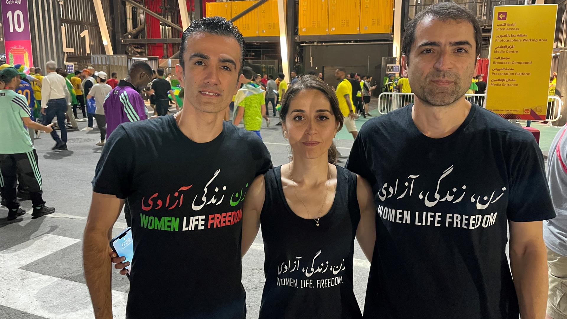 Iranische Fans vor dem WM-Stadion in Katar