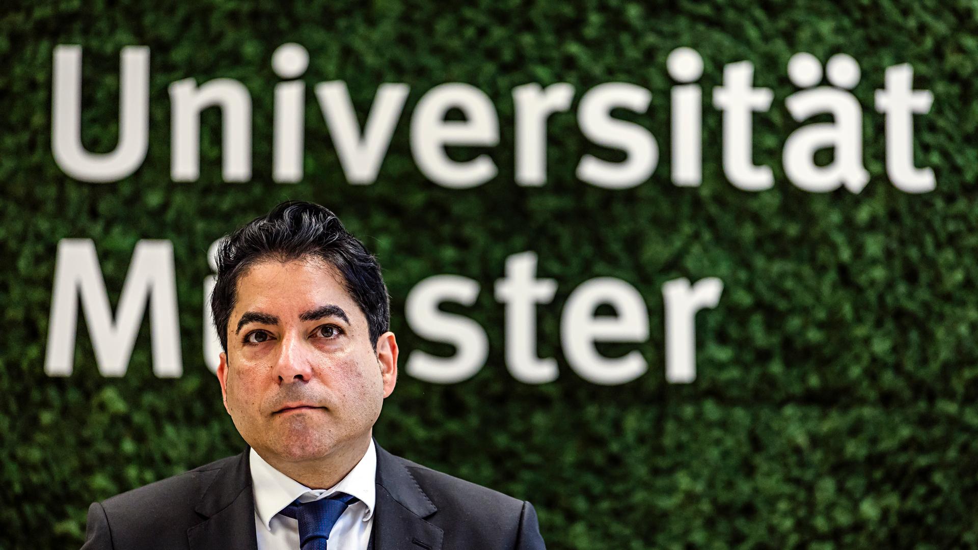 Prof. Dr. Mouhanad Khorchide, Direktor des Zentrums für Islamische Theologie und Gründungsdekan der neuen Fakultät, spricht während einer Pressekonferenz. Prof. Dr. Mouhanad Khorchide, Direktor des Zentrums für Islamische Theologie und Gründungsdekan der neuen Fakultät, spricht während einer Pressekonferenz.