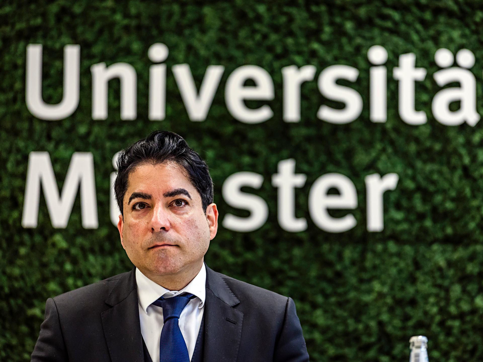 Prof. Dr. Mouhanad Khorchide, Direktor des Zentrums für Islamische Theologie und Gründungsdekan der neuen Fakultät, spricht während einer Pressekonferenz. 