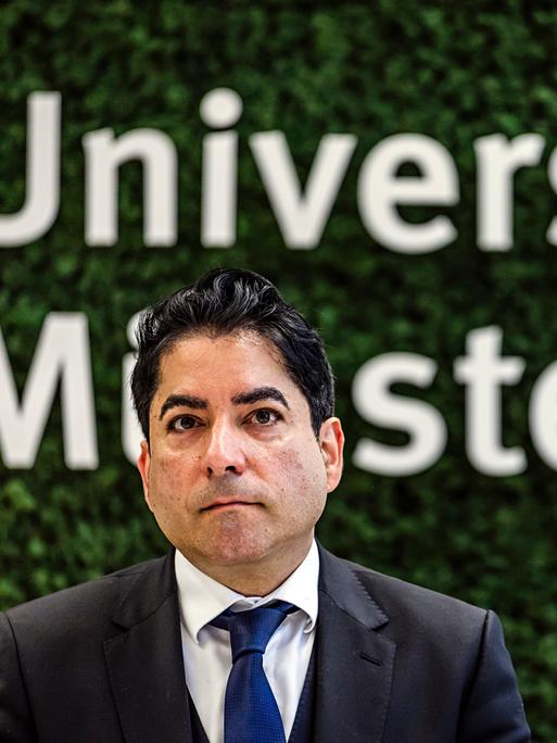 Prof. Dr. Mouhanad Khorchide, Direktor des Zentrums für Islamische Theologie und Gründungsdekan der neuen Fakultät, spricht während einer Pressekonferenz. Prof. Dr. Mouhanad Khorchide, Direktor des Zentrums für Islamische Theologie und Gründungsdekan der neuen Fakultät, spricht während einer Pressekonferenz.