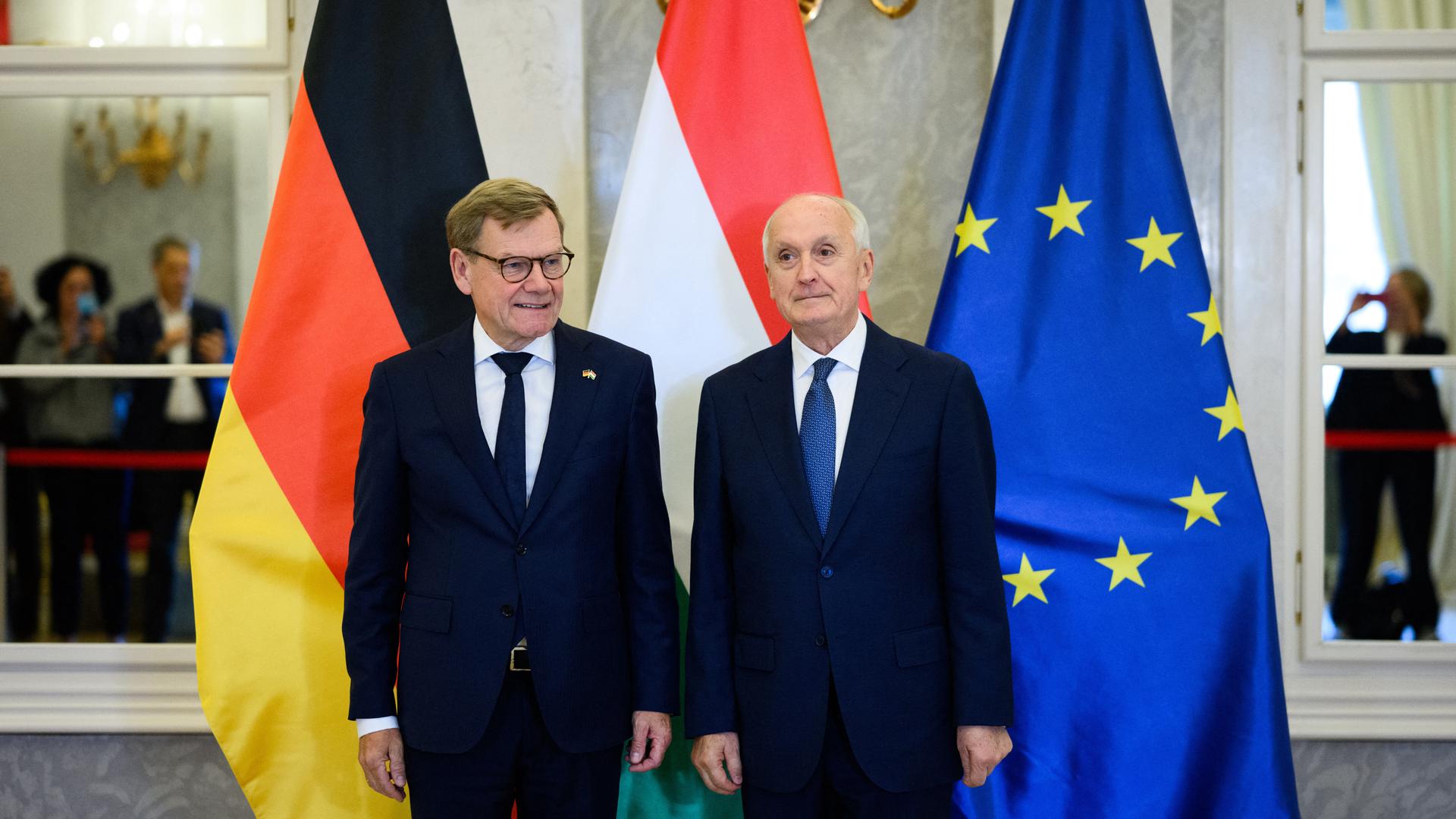 Budapest: Johann Wadephul (l, CDU), Außenminister, trifft sich mit Andras Balint Baka, Staatspräsident von Ungarn, zu einem Gespräch im Sandor-Palais. Budapest: Johann Wadephul (l, CDU), Außenminister, trifft sich mit Andras Balint Baka, Staatspräsident von Ungarn, zu einem Gespräch im Sandor-Palais.
