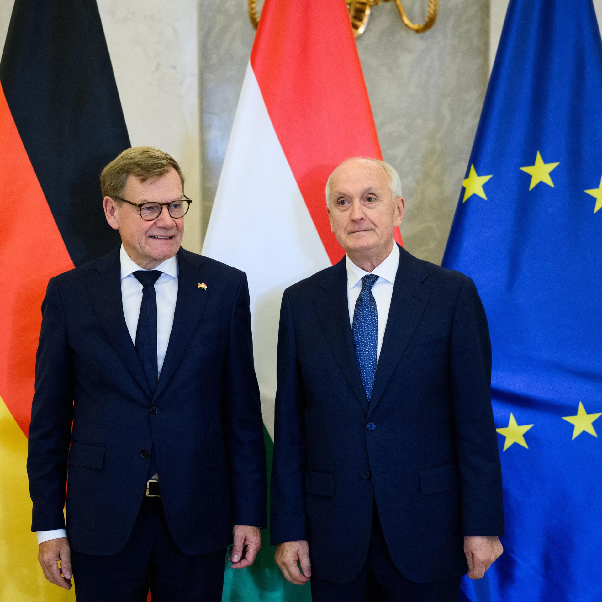 Budapest: Johann Wadephul (l, CDU), Außenminister, trifft sich mit Andras Balint Baka, Staatspräsident von Ungarn, zu einem Gespräch im Sandor-Palais.