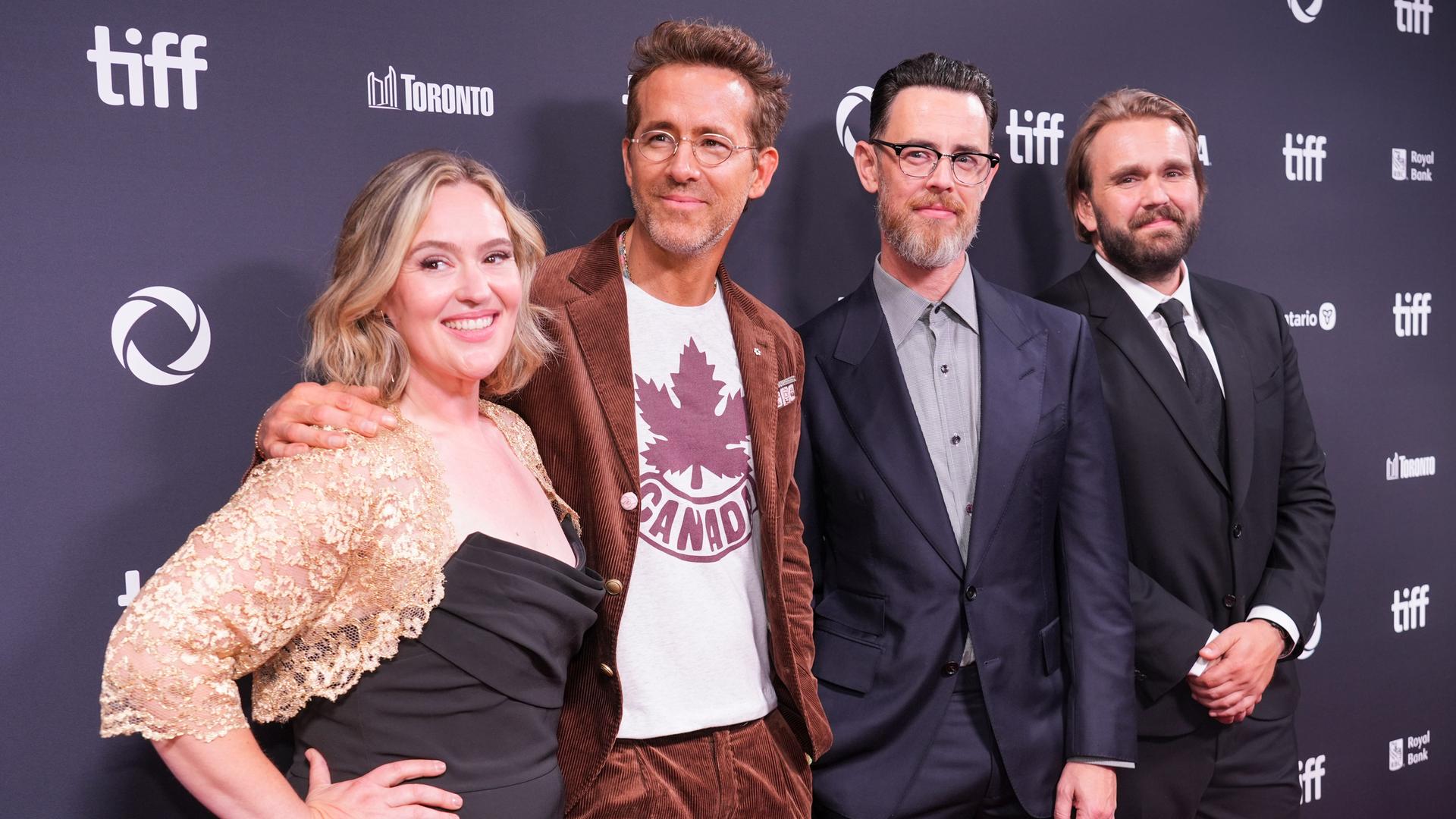 Jennifer Candy-Sullivan, Ryan Reynolds, Colin Hanks und Chris Candy stehen nebeneinander. Jennifer Candy-Sullivan, Ryan Reynolds, Colin Hanks und Chris Candy stehen nebeneinander.