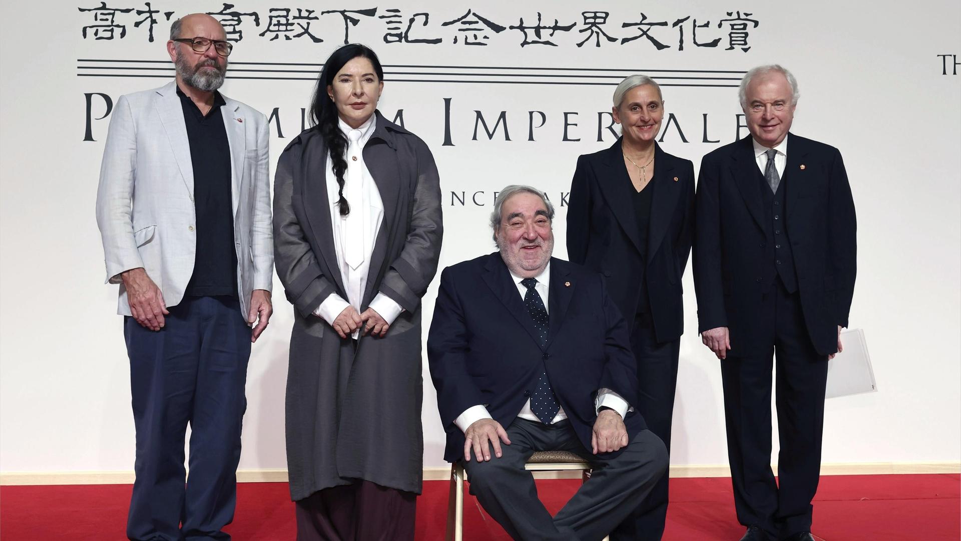 Die Gewinner des Praemium-Imperiale-Preisen stehen und sitzen nebeneinander. Die Gewinner des Praemium-Imperiale-Preisen stehen und sitzen nebeneinander.