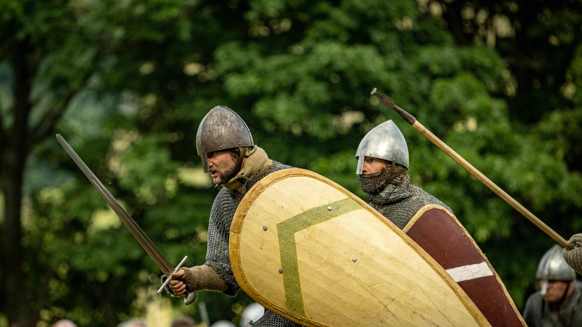 Zwei Männer in Rüstung nehmen im Juli 2023 am Festival für frühmittelalterliche Kriegsführung in Tschechien teil. 