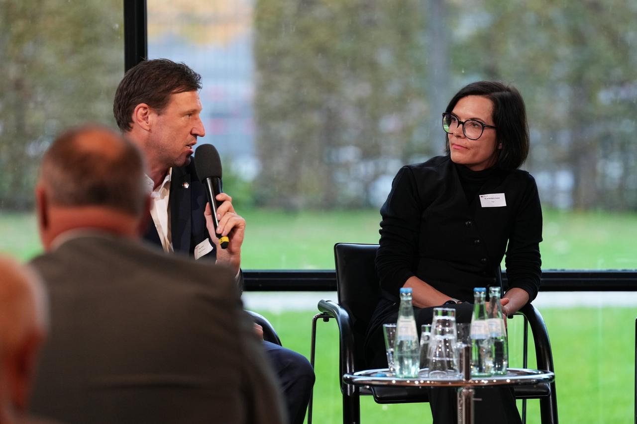 Google-Marketing-Chefin Anne-Katrin Huebel im Gespräch mit Claus Gröbner, Generalsekretär des Deutschen Eishockey Bundes