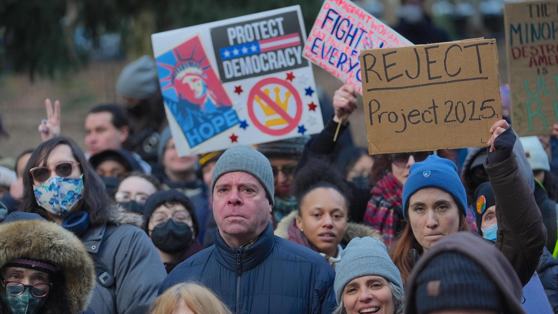 Menschen versammeln sich vor dem Rathaus in Downtown Manhattan, um gegen die ersten Maßnahmen der Regierung von Präsident Donald Trump in New York City zu protestieren.