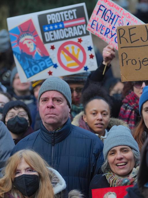 Menschen versammeln sich vor dem Rathaus in Downtown Manhattan, um gegen die ersten Maßnahmen der Regierung von Präsident Donald Trump in New York City zu protestieren.