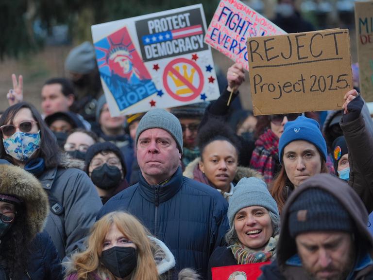 Menschen versammeln sich vor dem Rathaus in Downtown Manhattan, um gegen die ersten Maßnahmen der Regierung von Präsident Donald Trump in New York City zu protestieren.