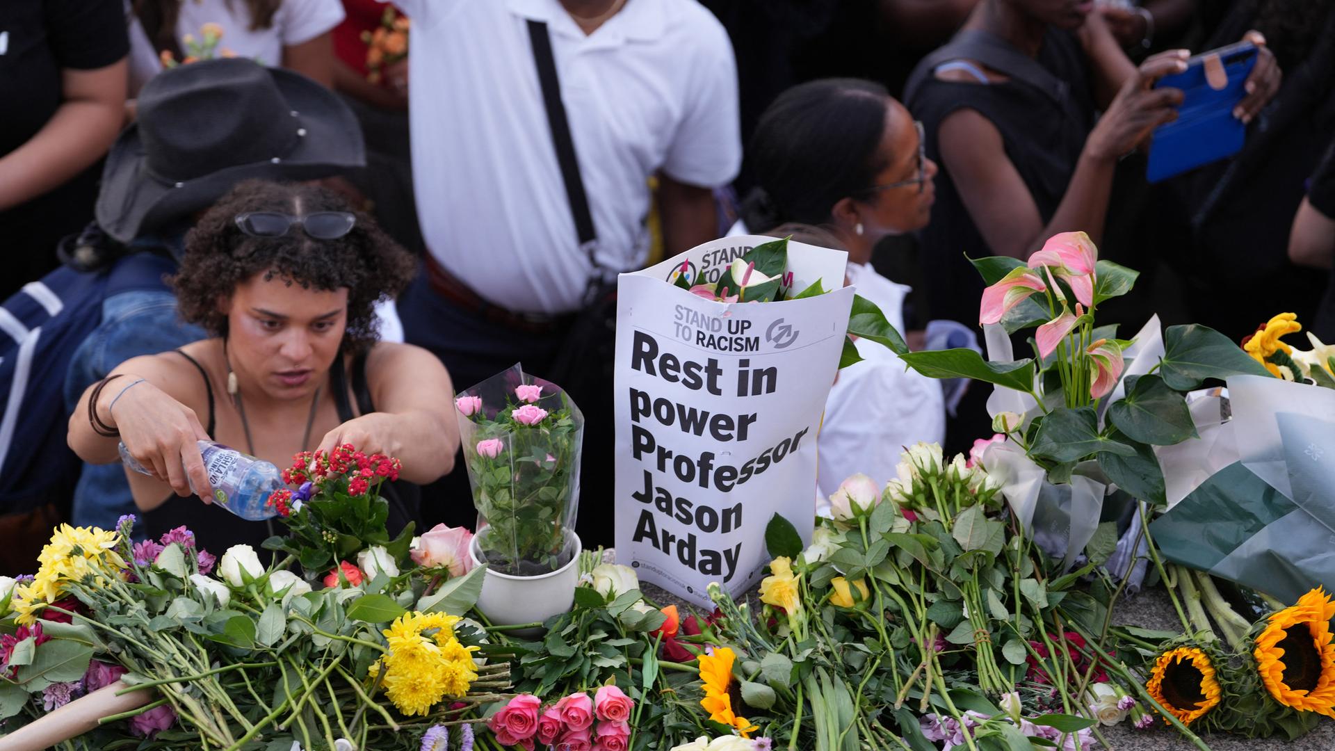 Menschen legen Blumen nieder bei einer Mahnwache in London für den verstorbenen Uni-Professor Jason Arday.