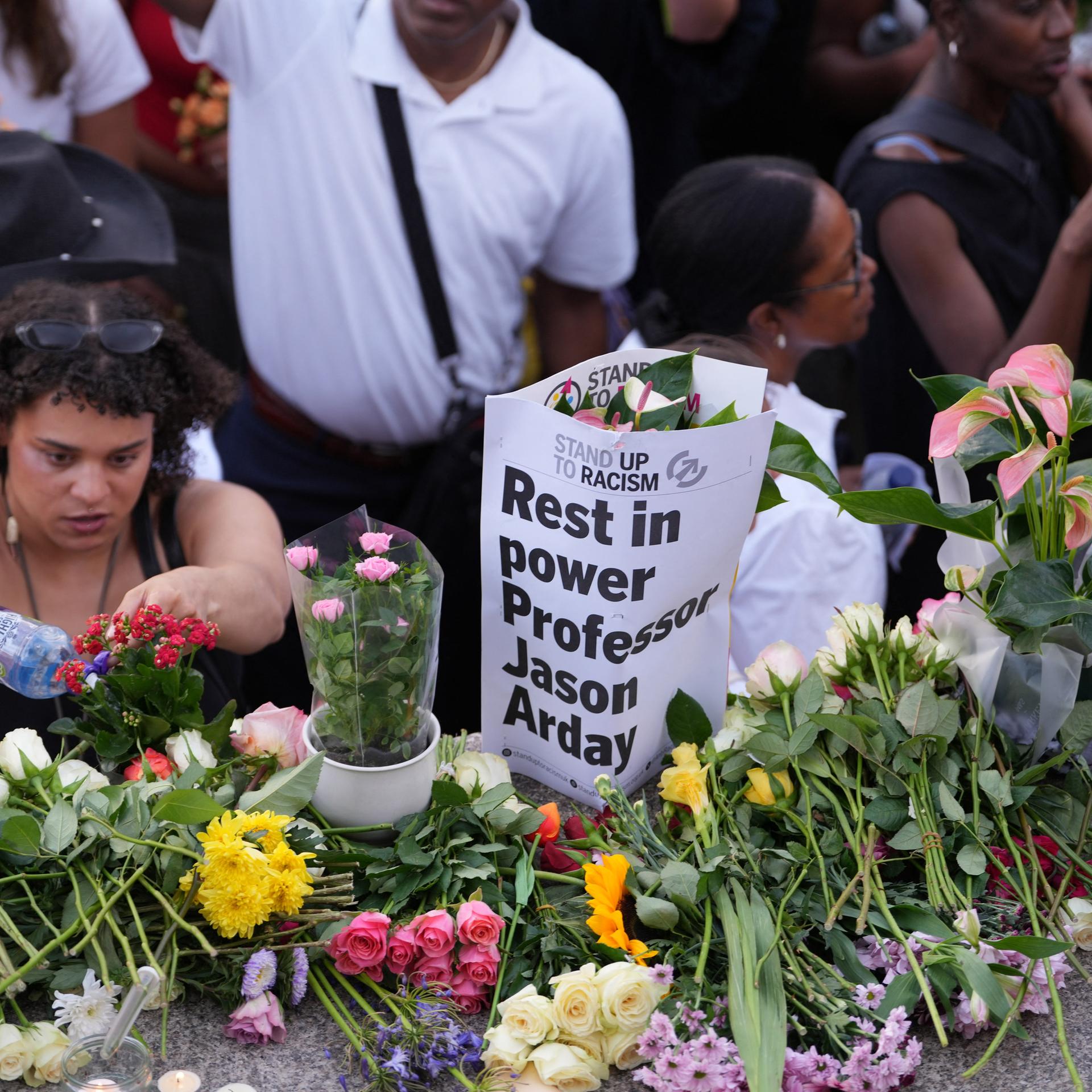 Menschen legen Blumen nieder bei einer Mahnwache in London für den verstorbenen Uni-Professor Jason Arday.