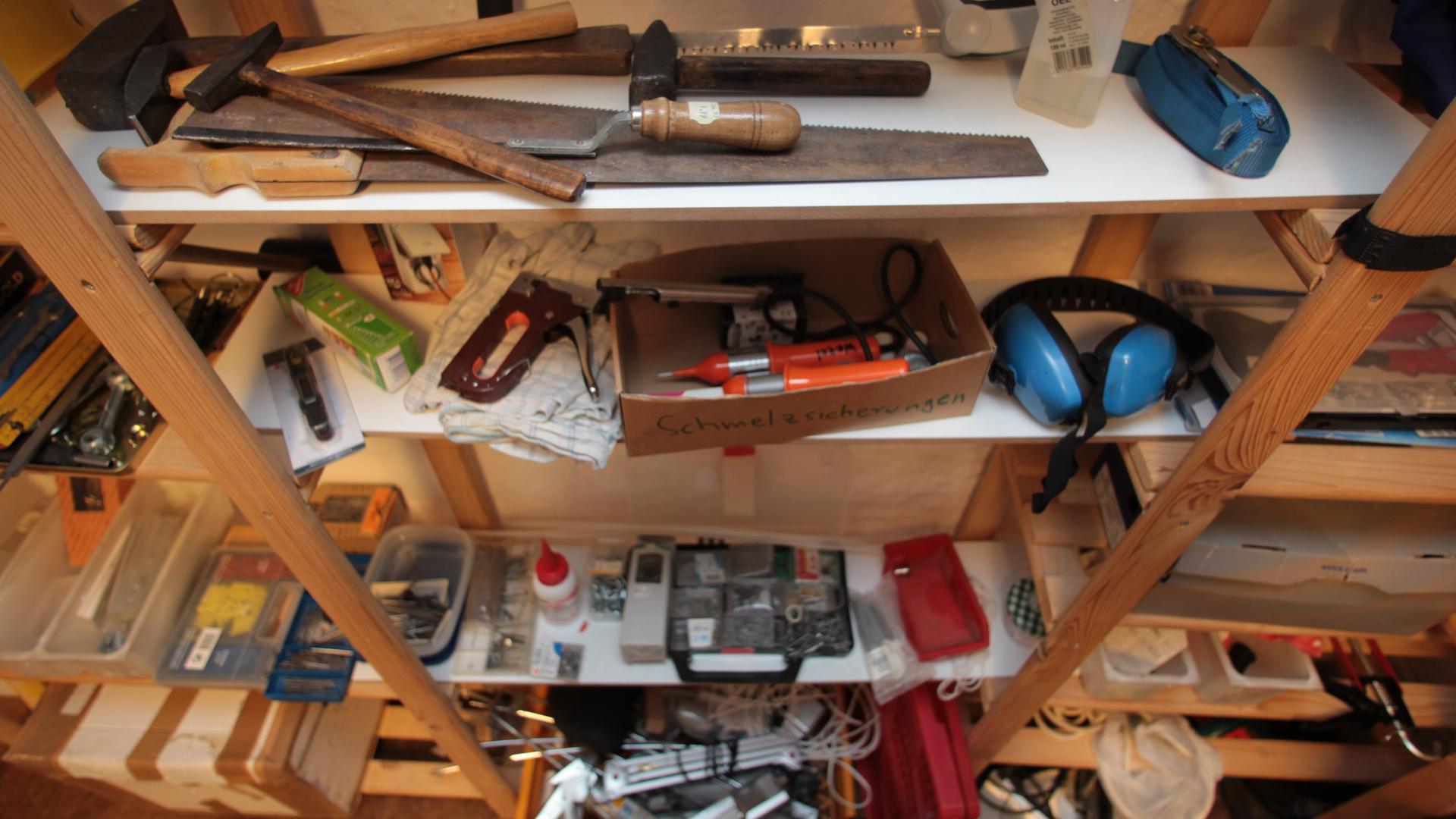 Werkzeug liegt in einem Regal im Leihladen "Leila" im Bezirk Prenzlauer Berg in Berlin.