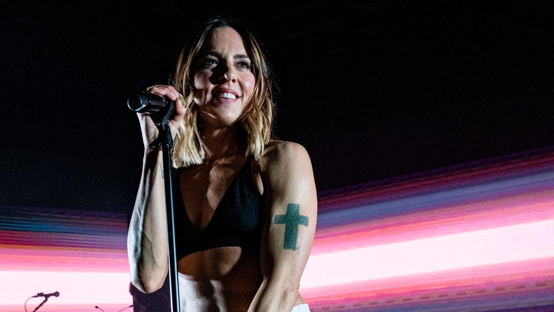 Die Sängerin Mel C steht auf der Bühne und sieht glücklich aus Die Sängerin Mel C steht auf der Bühne und sieht glücklich aus