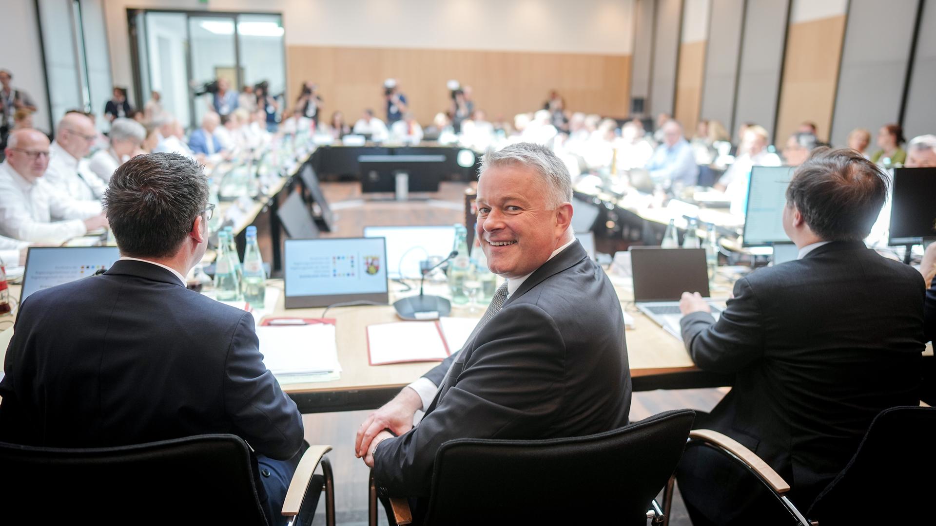 Gordon Schnieder (CDU, M), Ministerpräsident von Rheinland-Pfalz, nimmt an der Ministerpräsidentenkonferenz im Bundesrat teil. Im Mittelpunkt stehen die Finanzbeziehungen zwischen Bund, Ländern und Kommunen.