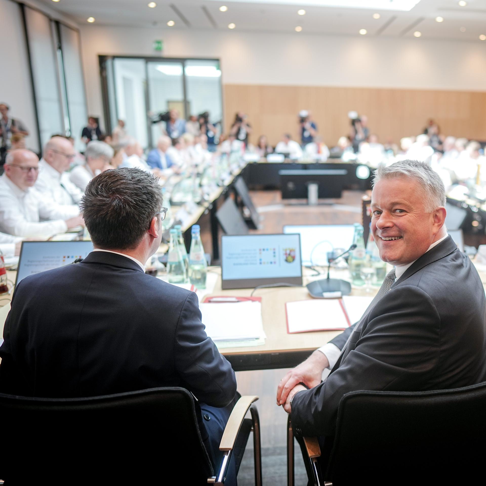 Gordon Schnieder (CDU, M), Ministerpräsident von Rheinland-Pfalz, nimmt an der Ministerpräsidentenkonferenz im Bundesrat teil. Im Mittelpunkt stehen die Finanzbeziehungen zwischen Bund, Ländern und Kommunen.