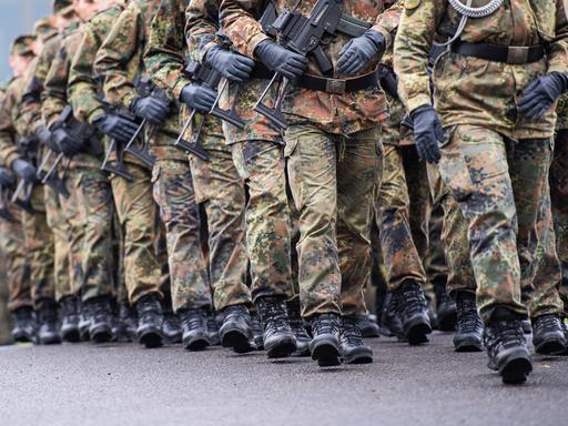 Soldaten während eines Aufstellungsappells der Bundeswehr von Reservistinnen und Reservisten in der Lützow-Kaserne in Münster, 2023.