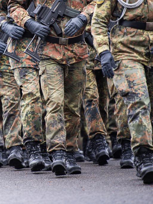 Soldaten während eines Aufstellungsappells der Bundeswehr von Reservistinnen und Reservisten in der Lützow-Kaserne in Münster, 2023.