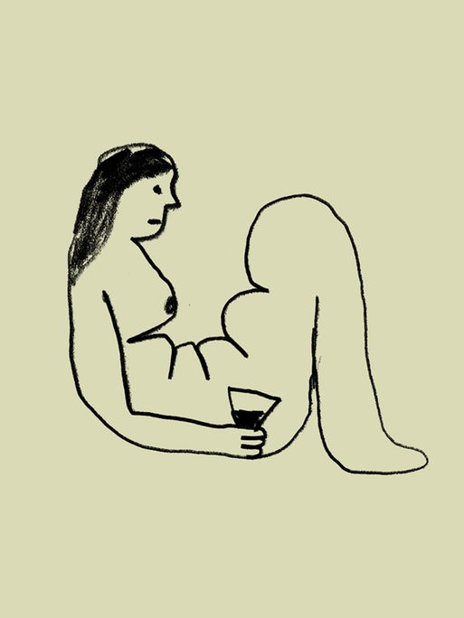 Eine Frau mit seltsamen Knubbeln am Unterkörper liegt halb gelassen/halb ein wenig traurig mit einem Glas Wein in der Hand auf dem Boden.