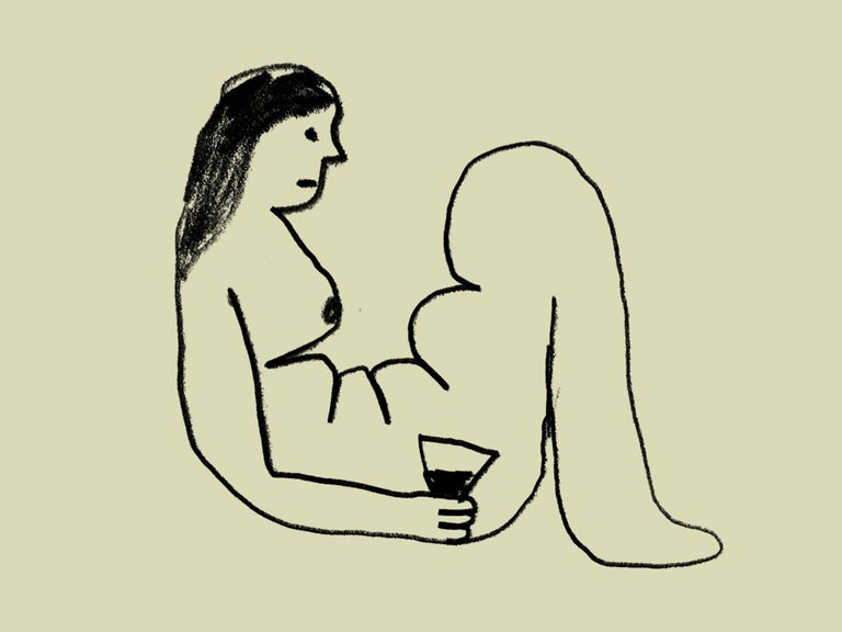 Eine Frau mit seltsamen Knubbeln am Unterkörper liegt halb gelassen/halb ein wenig traurig mit einem Glas Wein in der Hand auf dem Boden.