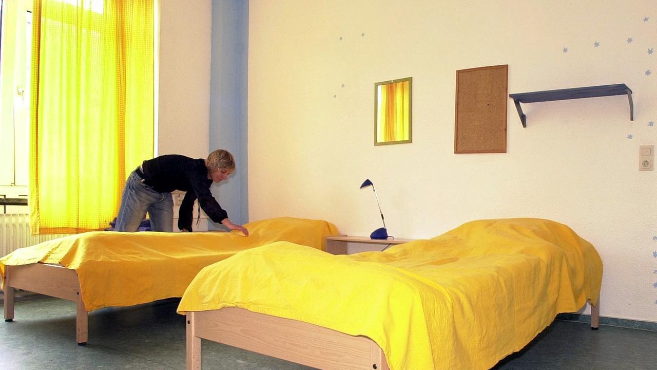 Die Sozialpädagogin Claudia Schulz ordnet am 21.8.2003 in Hannover in der Clearingstelle des Jugendamtes in einem rund 20 Quadratmeter großen Wohnraum die Betten. 