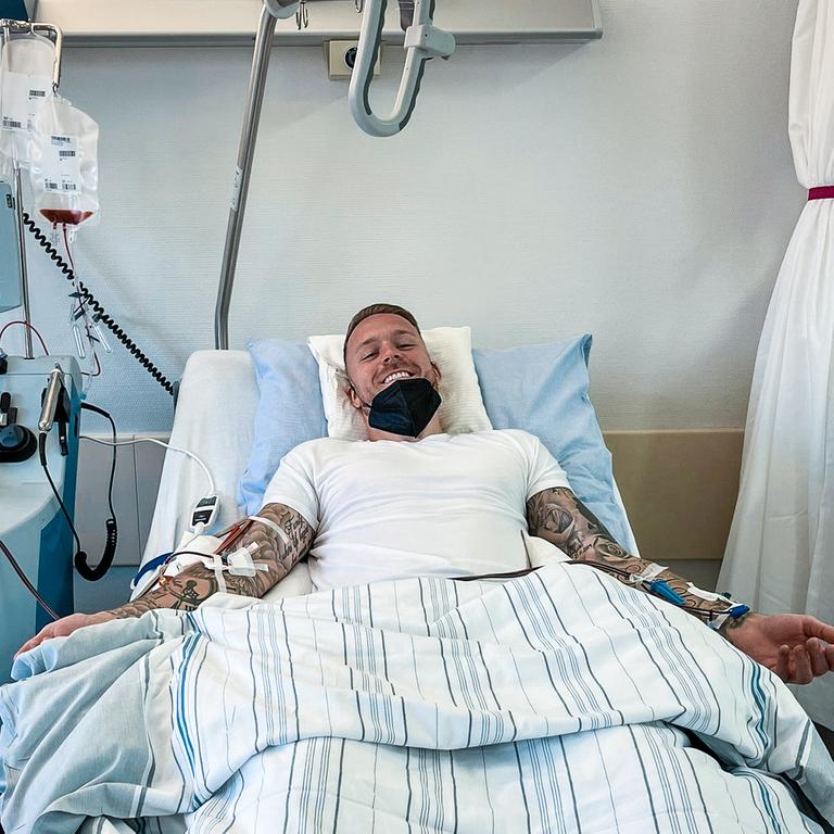 Der Fußballprofi Marcel Franke vom KSC liegt nach einer Stammzellenspende in einem Krankenbett