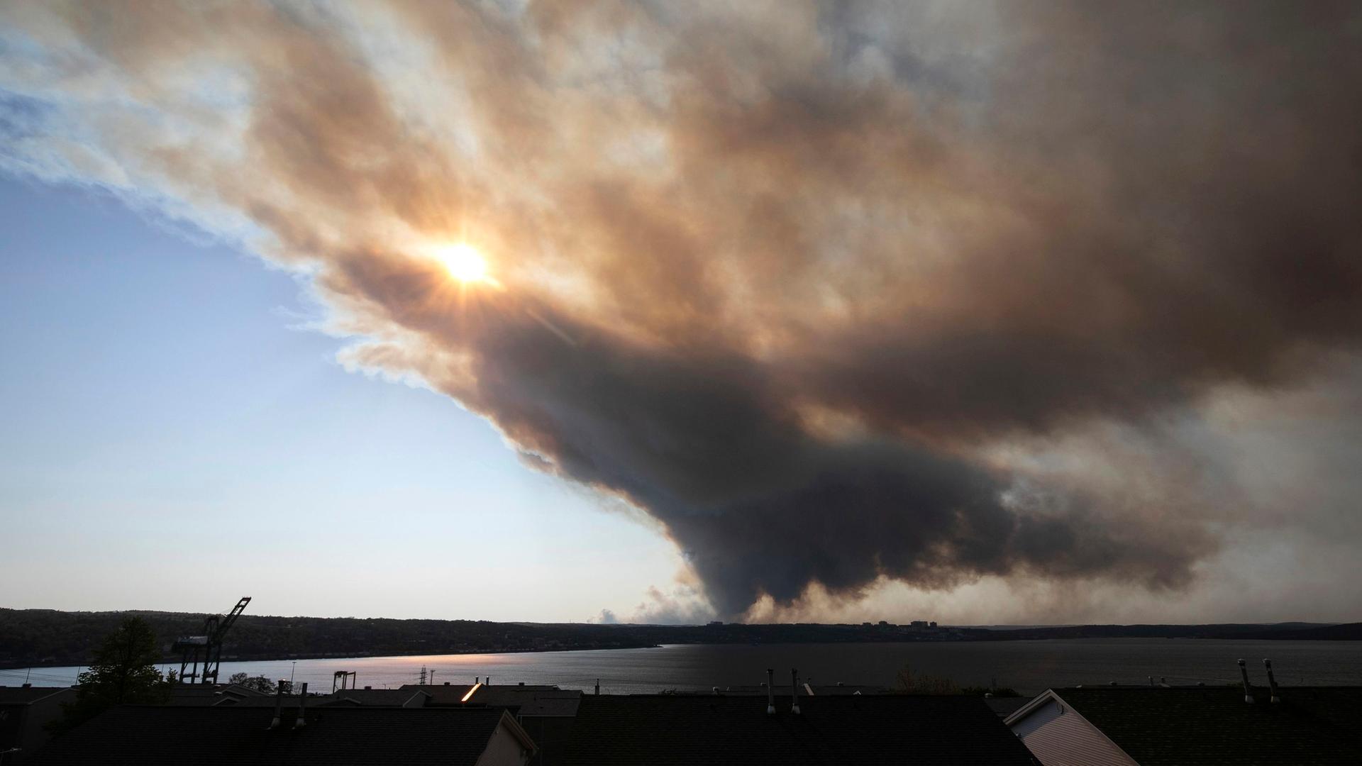 Kanada, Halifax: Rauchschwaden sind am Himmel zu sehen.