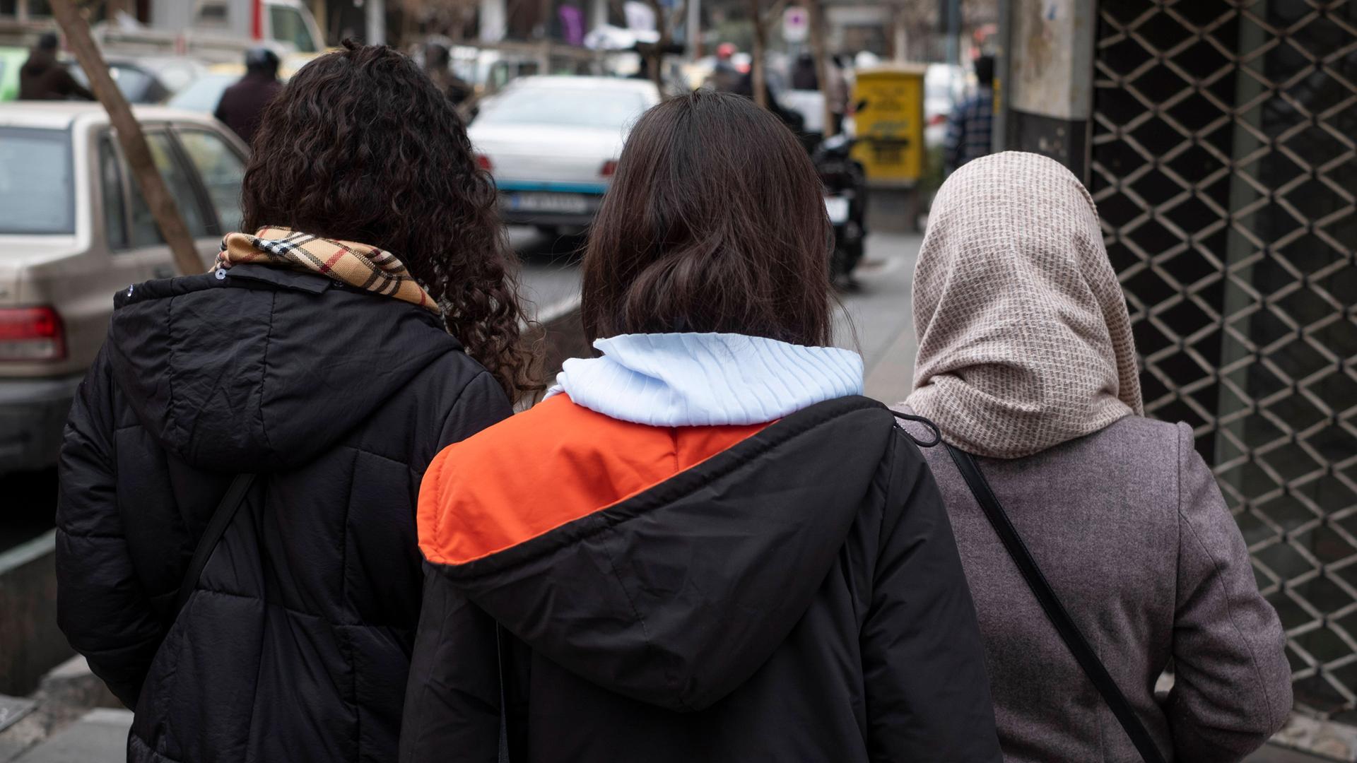 In Teheran laufen Frauen mit und ohne Kopftuch durch die Straßen.
