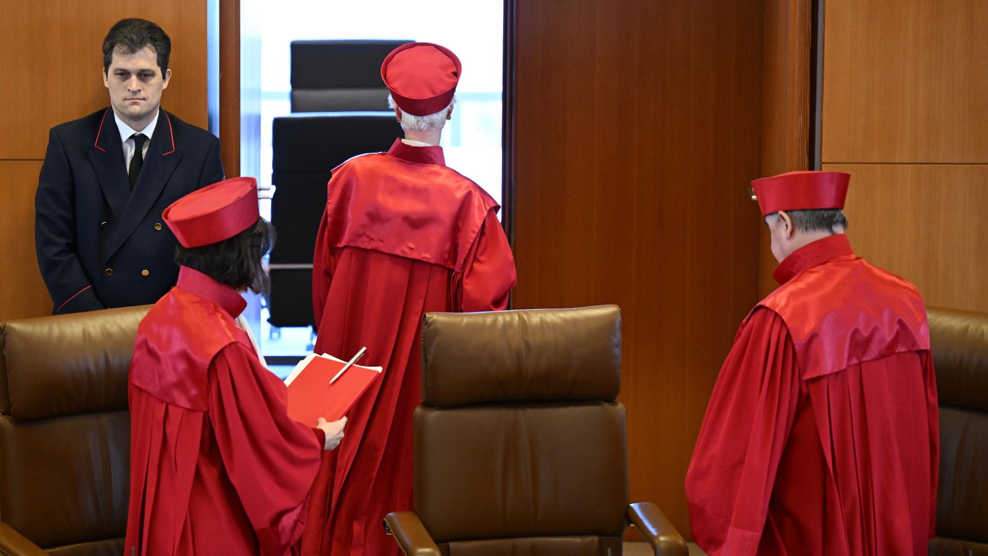 Der Zweite Senat des Bundesverfassungsgerichts verlässt nach der Urteilsverkündung in Sachen "Zweites Nachtragshaushaltsgesetz 2021" den Sitzungsaal. Laut dem Urteil ist der Nachtragshaushalt nichtig.