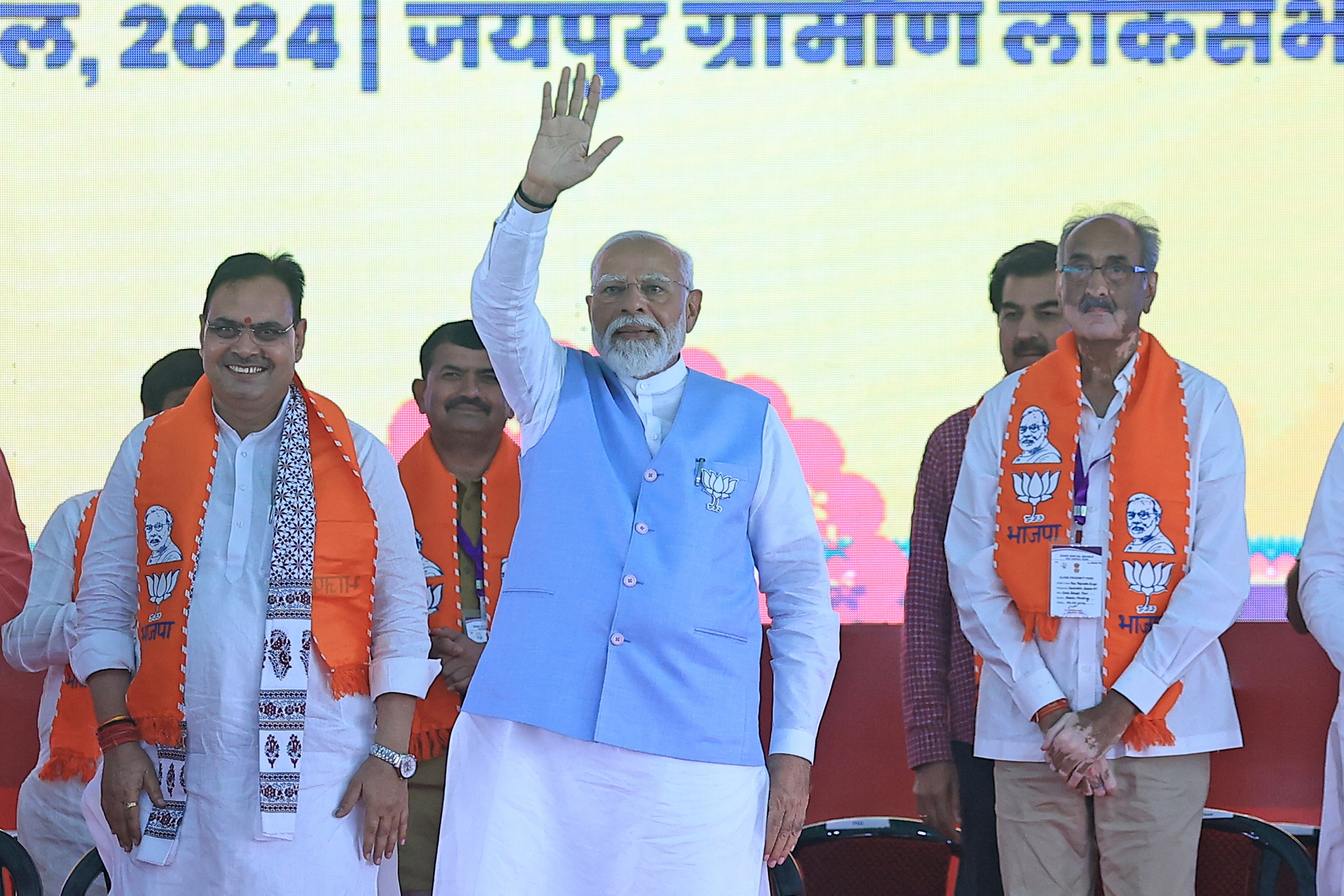 Premierminister Narendra Modi mit Parteimitglieddern bei einem Wahlkampfauftritt in Jaipur 2024. 