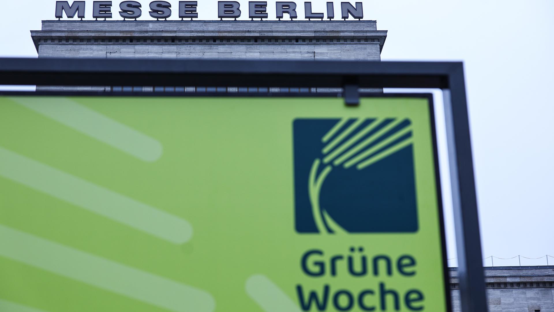 Eine Plakatwand mit der Aufschrift "Grüne Woche" steht vor dem Messegebäude in Berlin.