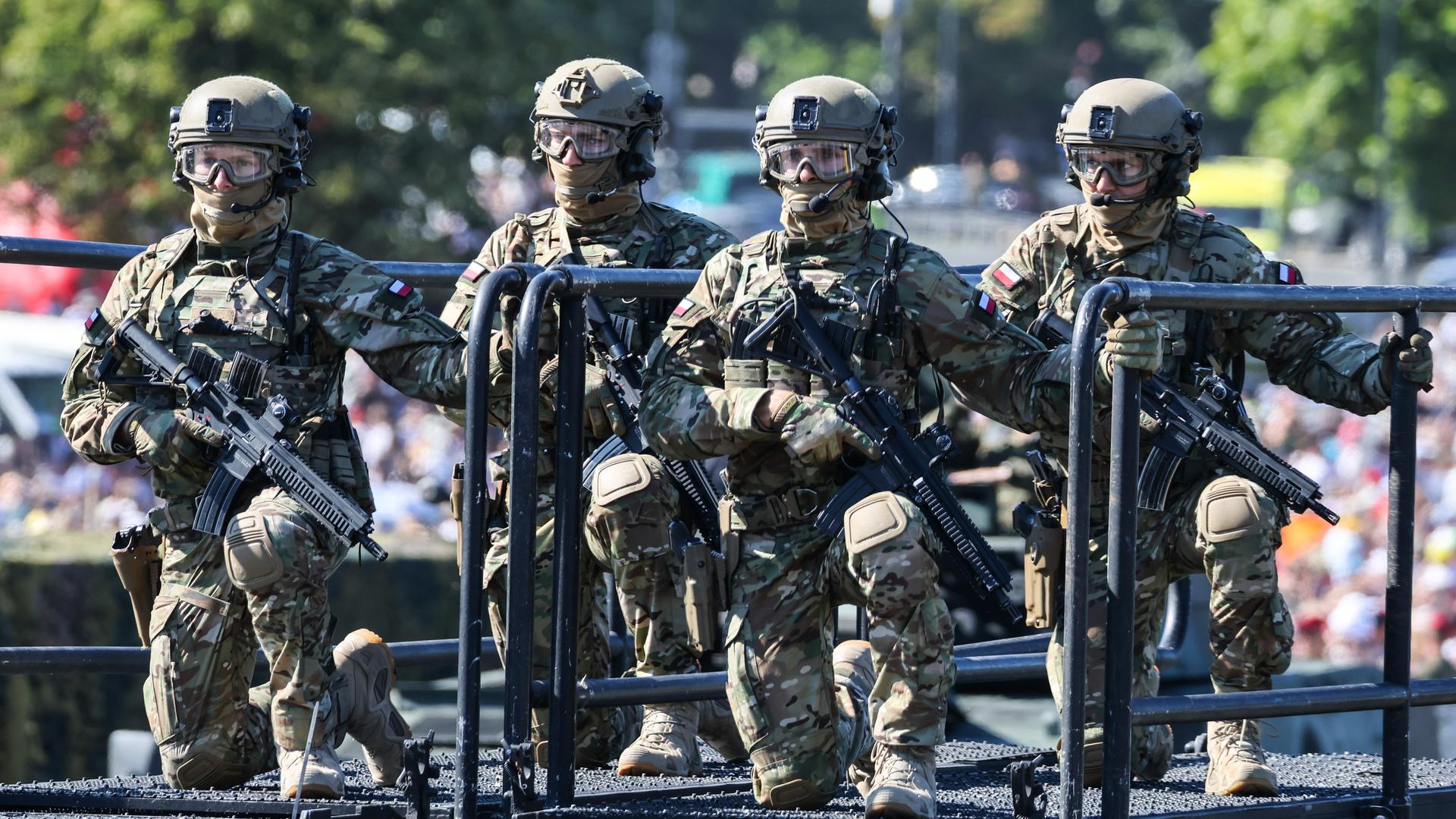 Polnische Streitkräfte bei einer Parade am 15. August 2023, daran nahmen 2.000 Truppen aus Polen und anderen NATO-Ländern teil.