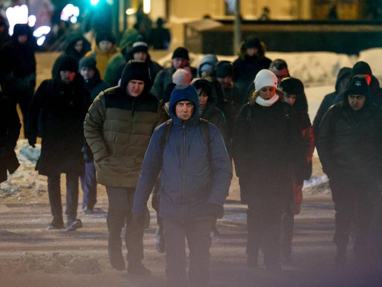 Straßenszene in Moskau im Winter.