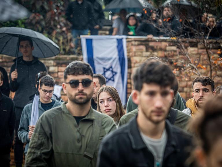 Trauernde auf dem Militärfriedhof in Tel Aviv am Dienstag, 23. Januar 2024, während der Beerdigung von Major Ilay Levi, 24, der bei einem Gefecht im südlichen Gazastreifen getötet wurde. 