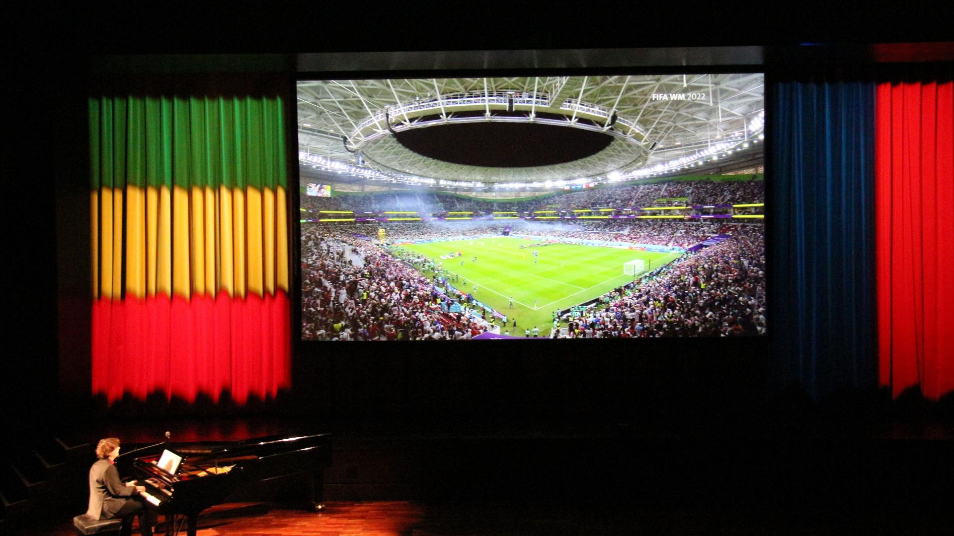 Stummfilmkomponist Stephan Graf von Bothmer bei einem Spiel der Fußball-Weltmeisterschaft 2022