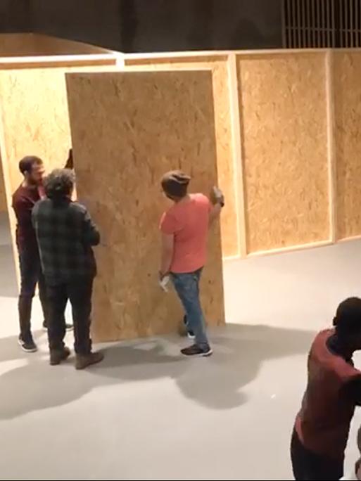 Mitarbeitende der Flüchtlingshilfe Bonn, beim Aufbau des Escaperooms.
