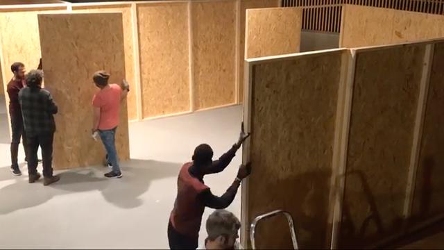 Mitarbeitende der Flüchtlingshilfe Bonn, beim Aufbau des Escaperooms.