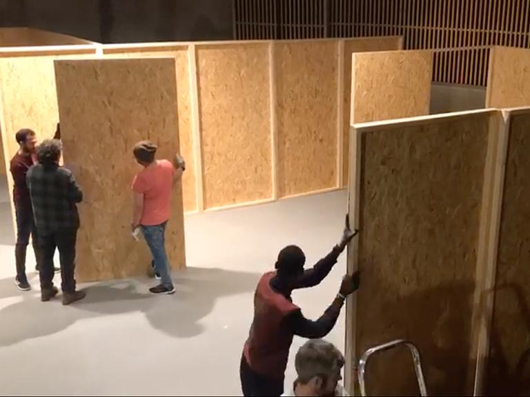 Mitarbeitende der Flüchtlingshilfe Bonn, beim Aufbau des Escaperooms.