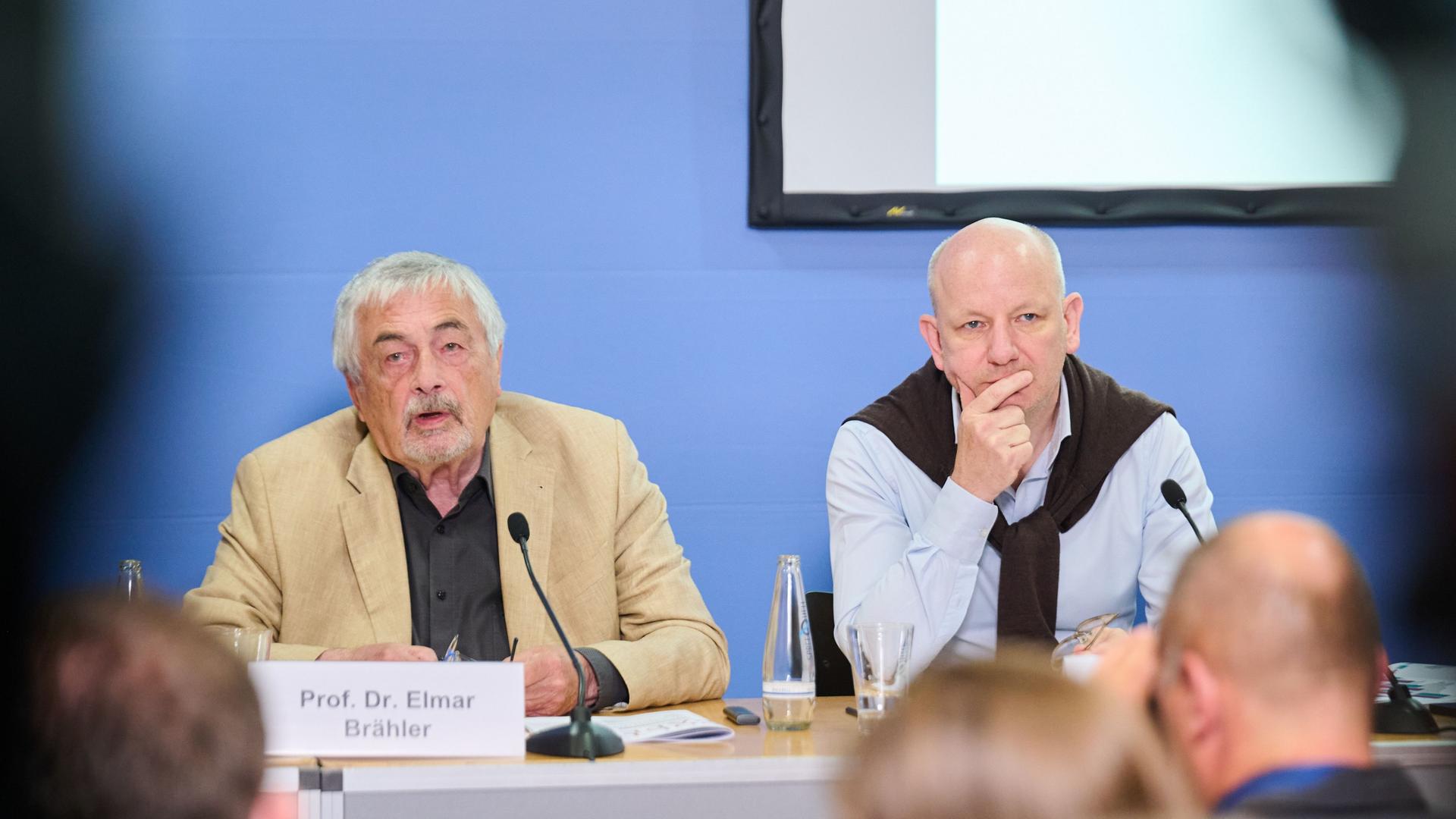 Berlin: Elmar Brähler (l) und Elmar Oliver Decke erläutern die Ergebnisse der Untersuchung zu politischen Einstellungen Ostdeutscher im Haus der Bundespressekonferenz.