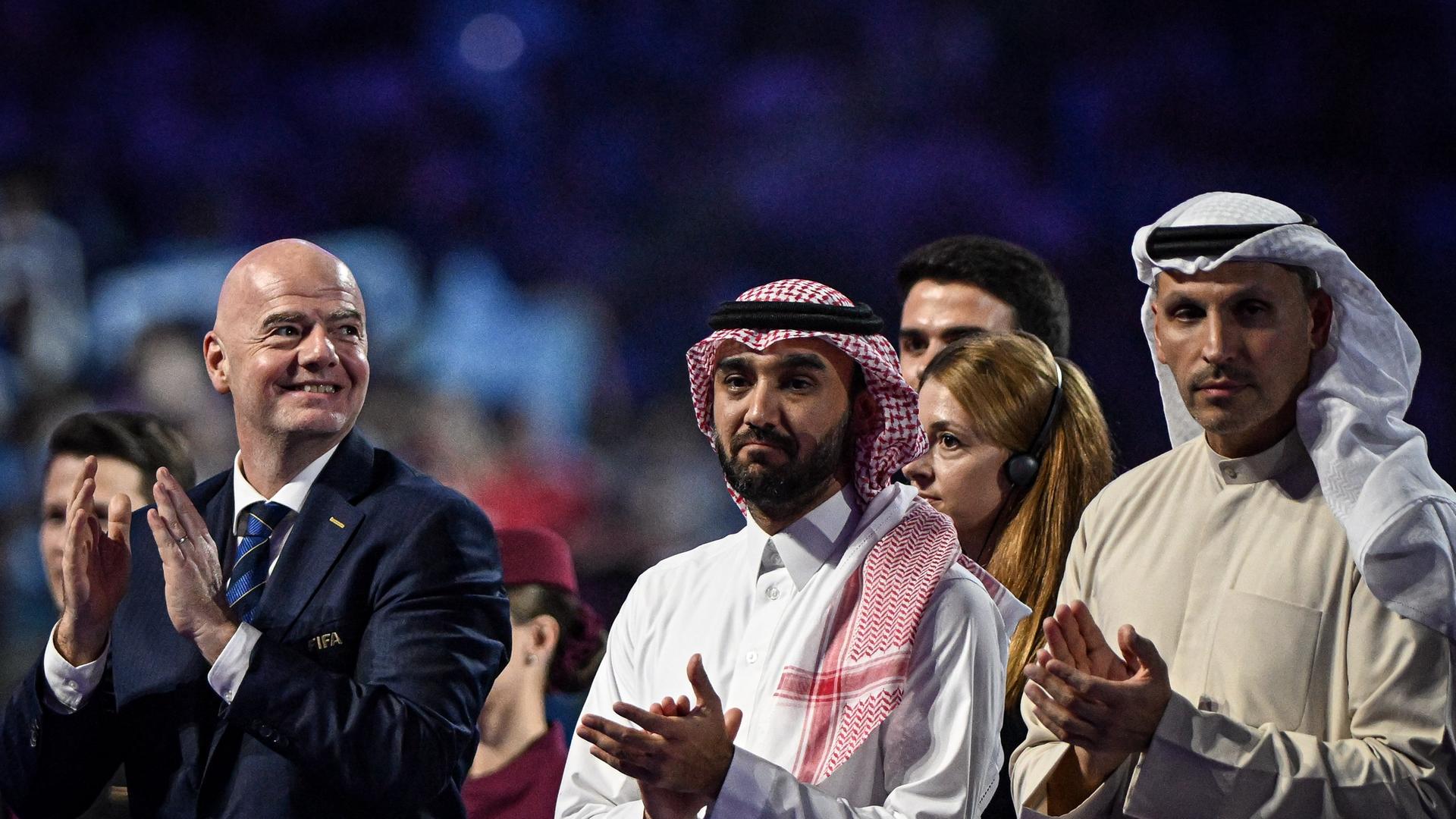 Fifa-Präsident Gianni Infantino, Vorsitzender von Manchester City Khaldoon Al Mubarak und der saudische Sportminster Abdulaziz bin Turki Al Saud bei der Zeremonie anlässlich des Sieges von Manchester City bei den Fifa Club World Cup Final.
