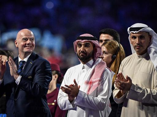 Fifa-Präsident Gianni Infantino, Vorsitzender von Manchester City Khaldoon Al Mubarak und der saudische Sportminster Abdulaziz bin Turki Al Saud bei der Zeremonie anlässlich des Sieges von Manchester City bei den Fifa Club World Cup Final.
