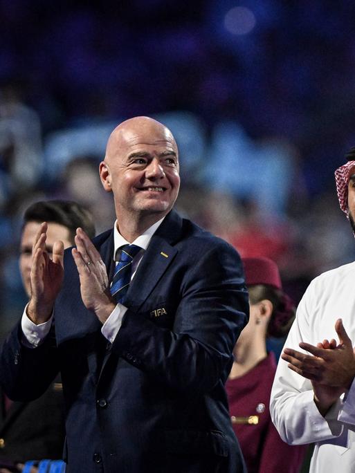 Fifa-Präsident Gianni Infantino, Vorsitzender von Manchester City Khaldoon Al Mubarak und der saudische Sportminster Abdulaziz bin Turki Al Saud bei der Zeremonie anlässlich des Sieges von Manchester City bei den Fifa Club World Cup Final.
