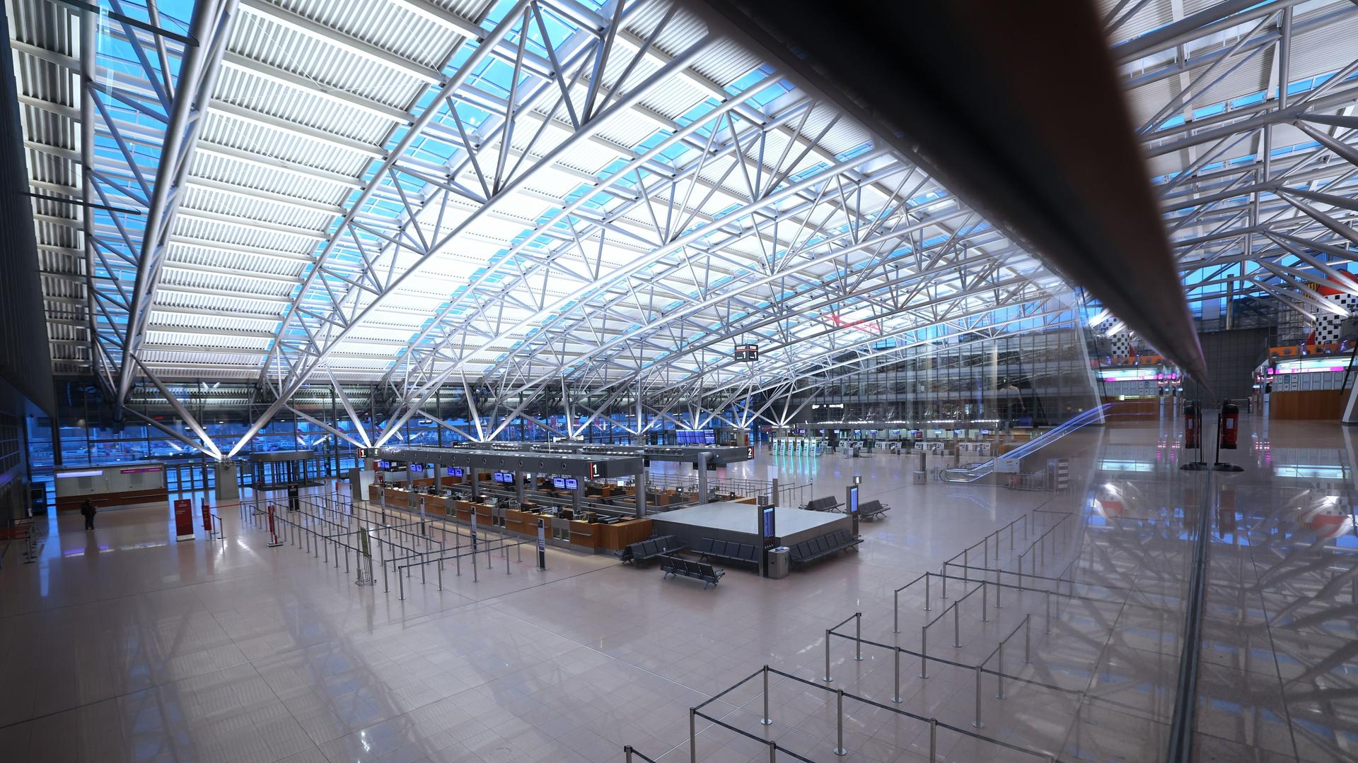 Hamburg: Nahezu menschenleer ist das Terminal 1 im Flughafen Hamburg zu sehen.